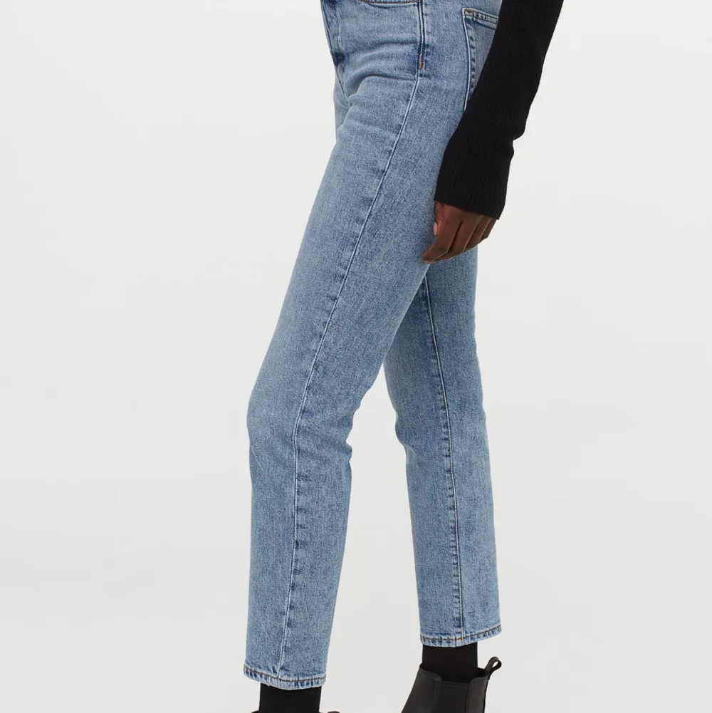 Mom jeans från H&M, skinny längst låren och större nertill, väldigt stretchiga och töjer ut sig (första bilden är tagen samma dag och ser därför så tajt ut). Fler bilder kan skickas vid intresse, fram och baktill.  Strl 34. Formar sig väldigt bra efter kroppen och är stretchiga - därmed passar en 36 också!   Nypris 300 kr, endast använda en gång! #jeans  #vintage #momjeans. Jeans & Byxor.