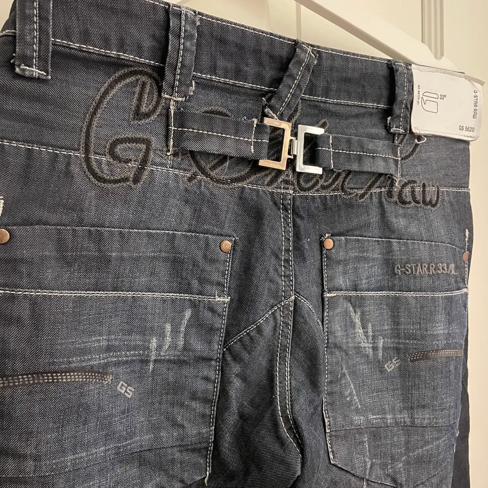 Ett par skit snygga G-star byxor som tyvärr är för små. Köpta på secondhand men är i bra skick ändå! Står ingen storlek men skulle nog säga att det är S- liten M. 40 + frakt . Jeans & Byxor.