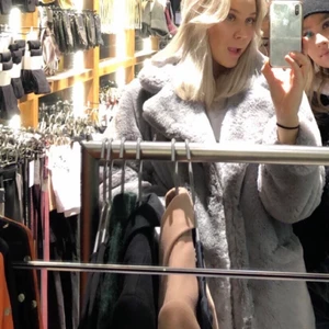 Kappa från Chiquelle - Jättefin grå kappa från Chiquelle. Mjuk konstgjord päls och den stängs med knappar. Endast använd en vinter. 