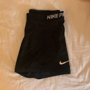 Nike pro shorts  - Träningsshorts från Nike! Endast testade <3 jag har vanligtvis M men dom är väldigt stretchiga och formar sig efter ens kroppstyp så allt ifrån S-L borde fungera bra!