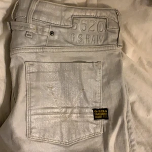 Vintage G-star jeans - Super snygga silvriga jeans från g-star. Låga och raka uppskattar till en XS