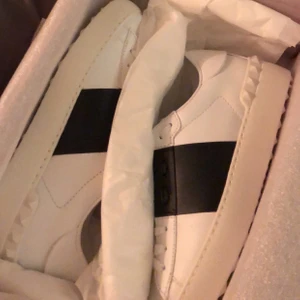 Valentino sneakers storlek 35 - 💘INTRESSEKOLL 💘 på mina valentinoskor i storlek 35. Jag har endast använt dem en gång och dem är hur fina som helst. Jag köpte dem på MyTheresa och har äkthetbevis och alla kartonger kvar. 💘💘 Säljer bara om jag får ett bra pris.💘 Buda från 3000kr 💘