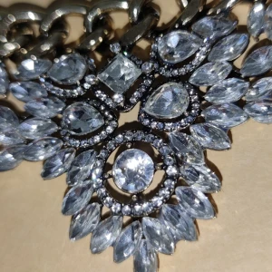 Halsband - Helt nytt halsband köpt på glitter, nypris 249kr. 120kr + frakt står inte för postens slarv