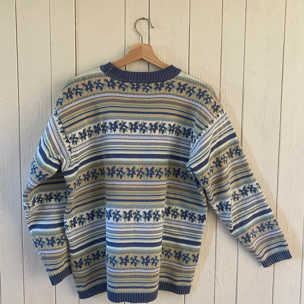 En stickad tröja med snygg passform och klassiskt mönster. Storlek: L men passar även till S/M om man vill ha den oversized. Vintage. Originalpris: 700kr. Frakt ingår!. Stickat.