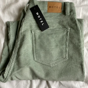 Byxor - Säljer ett par sjukt snygga manchesterbyxor från Motel Rocks som tyvärr var för stora för mig:/ Helt nya och oanvända, verkligen såå snygga och trendiga! HÖGSTA BUD: 630 + frakt💚💚 Budgivning avslutas 7/3 kl. 20:00