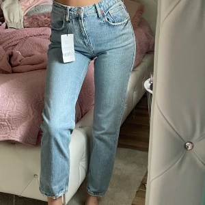 Zara jeans - Zara jeans i storlek 36. Helt ny, prislapp sitter kvar. Jag säljer dem eftersom jag har många liknande jeans. Kontakta mig för fler bilder.  Nypris: 399kr 💞✨😊  Kolla på min profil  💞✨😊 