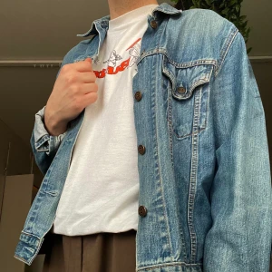 levis vintage jeansjacka i L - mycket fin levis jeansjacka som jag aldrig använder tyvärr :( men den är i riktigt bra skick, och sitter lite oversized på mig! kan skickas om du betalar för frakten, annars möts vi i uppsala ✨