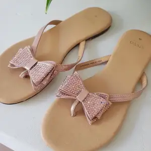 Sandaler med glittriga rosetter från Oasis. Söta flip flops till sommaren! Bara använda 2 gånger så i fint skick!