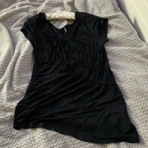 Svart klänning  - Från Kappahl, snygg & skön! Perfekt under en kofta med ett par tights under på en sommarkväll