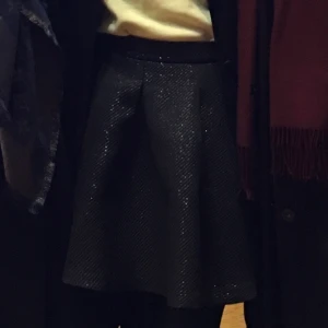 Svart kjol - Vådligt snygg kjol som är lite ”hårdare” i passformen, alltså inget mjukt tyg. Endast använd en gång och perfekt skick