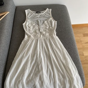 Sommarklänning  - En vit sommarklänning som endast är använd en gång, dm för hur den sitter på. Kan fraktas och mötas upp i Västerås. 