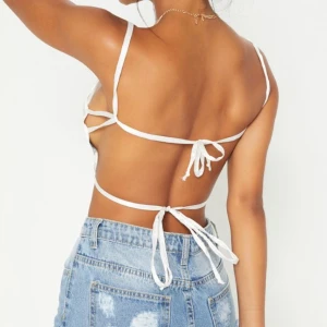 satin crop top - 💞storlek uk 8, skulle säga att den passar en xs 🤍🤍 aldrig använd