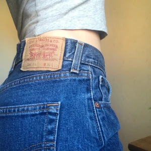 Levis jeans - Jeans från levis i en fin denimfärg, storlek W30 L30. Jeansen är lite slitna på insida lår (se sista bild) då de är lite trånga för mig i låren, men så klart inget som syns när man bär de! Tveka inte att höra av er då pris kan diskuteras😊🥰 Kan posta paket redan imorgon!