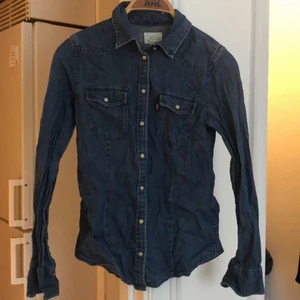 Levis skjorta  - Modellen är lite kroppad, fint skick. Storlek xs