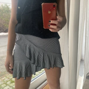 Volangkjol - Säljer denna as snygga volangkjol pga att den blivit för liten för mig😕 verkligen världens skönaste material!!!!