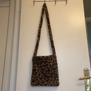 Leopardväska - Såå fin leopardväska från Shein som aldrig är använd så den är i nyskick! ❤️