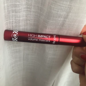 High impact volume mascara isadora - Helt ny mascara, oöppnad!! Säljer pga trodde den var vattenfast men det var den ej. Nypris 149kr, säljer för 60kr inkl frakt!!