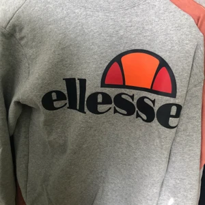 Ellesse sweatshirt - Släpper billigt, storlek S. Kan gå ner i pris vid snabb affär. Tröjan är knappt använd.