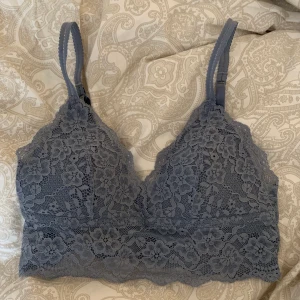 Bralette - En bralette från H&M i Stl 36 som aldrig används då den var för liten💗