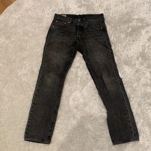Levis 501 - Ett par Levis 501 jeans i väldigt bra skick!
