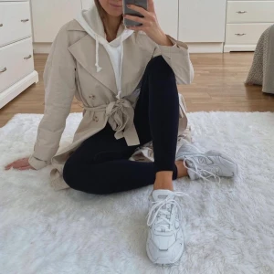 Trenchcoat från Ginatricot - Säljer den här trenchcoat från Ginatricot. Storlek 36. Nypris 799, säljer för 200 + spårbar frakt 66