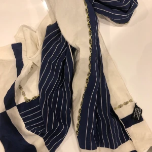 Celine scarfs/ sjal - Present 100% silke. Jättefin att ha i håret! Mått 113x 26cm