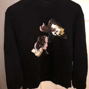 Sweatshirt från Carin Wester - Världens finaste sweatshirt från Carin Wester med fint tryck på framsidan. Storlek M