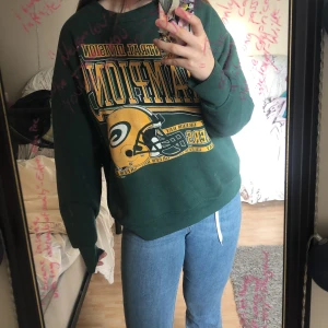 collegetröja  - Sjukt snygg packers tröja från beyond retro. Köpt för 300 kr, men jag har använt den mycket. Storlek L men sitter snyggt oversize på mig som vanligtvis har S. Bud ligger på 165:- för tillfället!:)