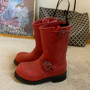 Primeboots  - Säljer nu mina rödaktiga primeboots som sällan kom till användning och är därför i väldigt fint skick, pris kan diskuteras och kontakta mig för mer bilder eller om du har några frågor🥰