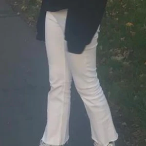 vita jeans - säljer detta par vita jeans från Zara. Skiv för bättre bild!! Använda ca 5 gånger, säljer pga för korta för mig:/