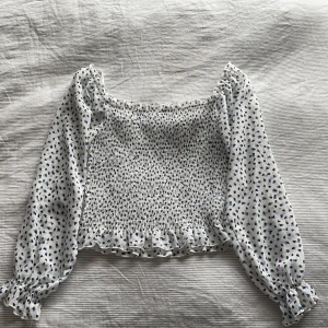 BIKBOK topp strl M - En söt, vårig topp från BIKBOK med gulligt mönster. Har puffiga ärmar och stretch på mage/rygg. Har bara använts 4 gånger och är i toppskick. Har inte längre användning för den, så hoppas att någon annan får det! Köparen står för frakt och returneras ej🤍