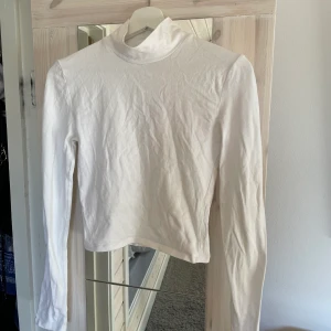 Polotröja  - En snygg vit polotröja som passar till allt. Endast använd ett fåtal gånger! Kan mötas upp i centrala Stockholm annars står köparen för frakt☺️
