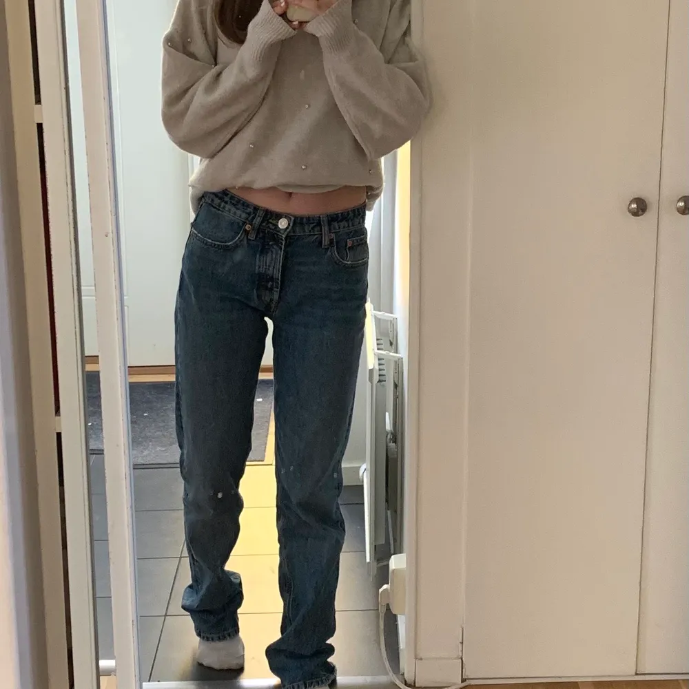 Helt slutsålda jeans från zara, använda fåtal gånger! Är low Waist/ mid waist och är långa för mig som är 164😇😇frakt tillkommer                                                                      På grund av många intresserade blir det budgivning                                                                        HÖGSTA BUD: 365kr                                                               Köp direkt: 500kr. Jeans & Byxor.