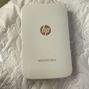 Hp sprocket plus - En liten skrivare som skriver ut fina och bra kvalitets bilder. Köpt för runt 2000 men säljer nu för 1200 ( priset kan diskuteras)🥰