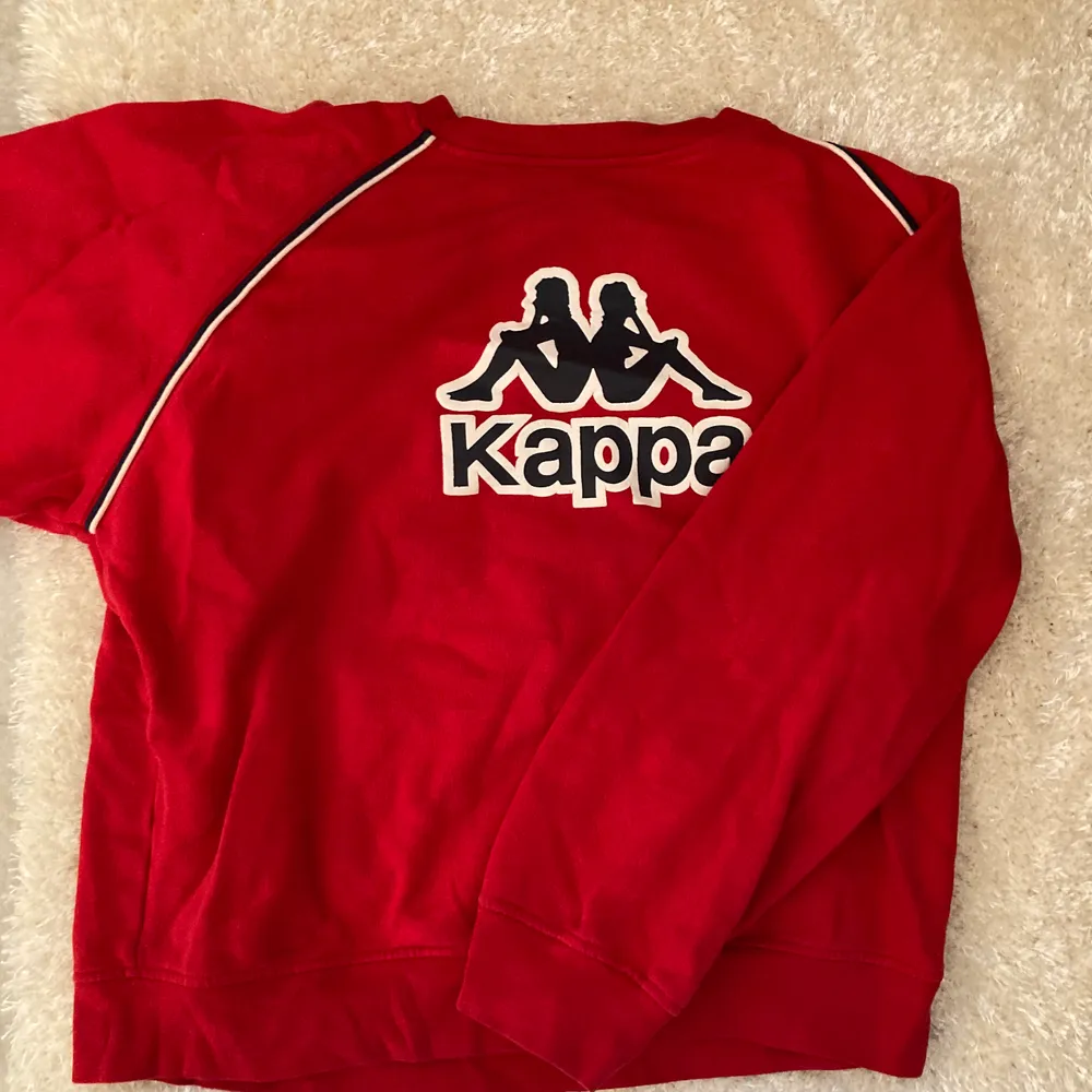 Säljer mina röda sweatshirt från Kappa! Den är köpt secondhand men är i toppskick, jag säljer den pga att jag har växt ur den🤧 Köparen står för fraken!. Tröjor & Koftor.