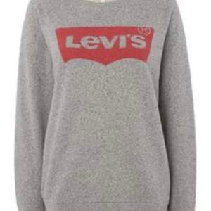 En mörkare grå Levi’s sweatshirt.                                           Köpte den för 600 kr säljer den för 60kr + frakt 