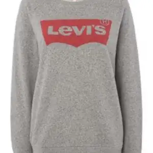 En mörkare grå Levi’s sweatshirt.                                           Köpte den för 600 kr säljer den för 60kr + frakt 