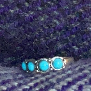 Ring - En fin ring med fejk stenar på sig💕