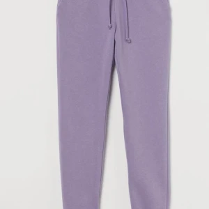 Hm mjukisbyxor  - Säljer dessa lila mjukisbyxor ifrån hm.                                   Köpte dem för 150 kr, säljer för 50 kr + frakt 