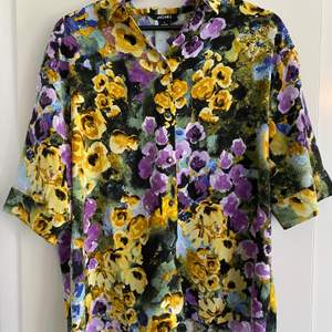 En luftig blommig skjorta, aldrig använd 🌼🌼 storlek small men då den ska vara oversize så är den nog mer som en large i storleken. Material i polyester 