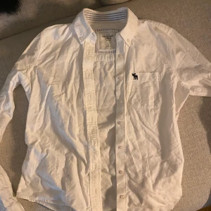 Skjorta från Abercrombie & Fitch - Vit bomullsskjorta i stl M