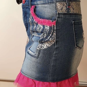 Desigual kjol, storlek 146/152 - Desigual kjol med paljetter som man kan byta färg mellan rosa och silver, jag har aldrig använt den så den är i väldigt bra skick. Frakten är inkluderad i priset som står 