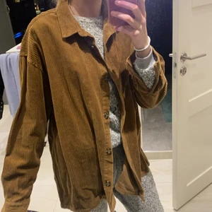 Oversized Manchester skjorta / jacka - Super fin brun å skön oversized skjortjacka som inte kmr t användning💕 strl L/XL men passar mig som oversized som är strl S