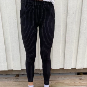 Randiga mjukisbyxor, XS - Ett par mysiga byxor som man både kan ha i soffan men även om man vill klä upp sig lite. Var ett tag sedan dom köptes så kommer inte ihåg vart dom är ifrån men dom är knappt använda och inte slitna alls✨ Frakt tillkommer 45kr