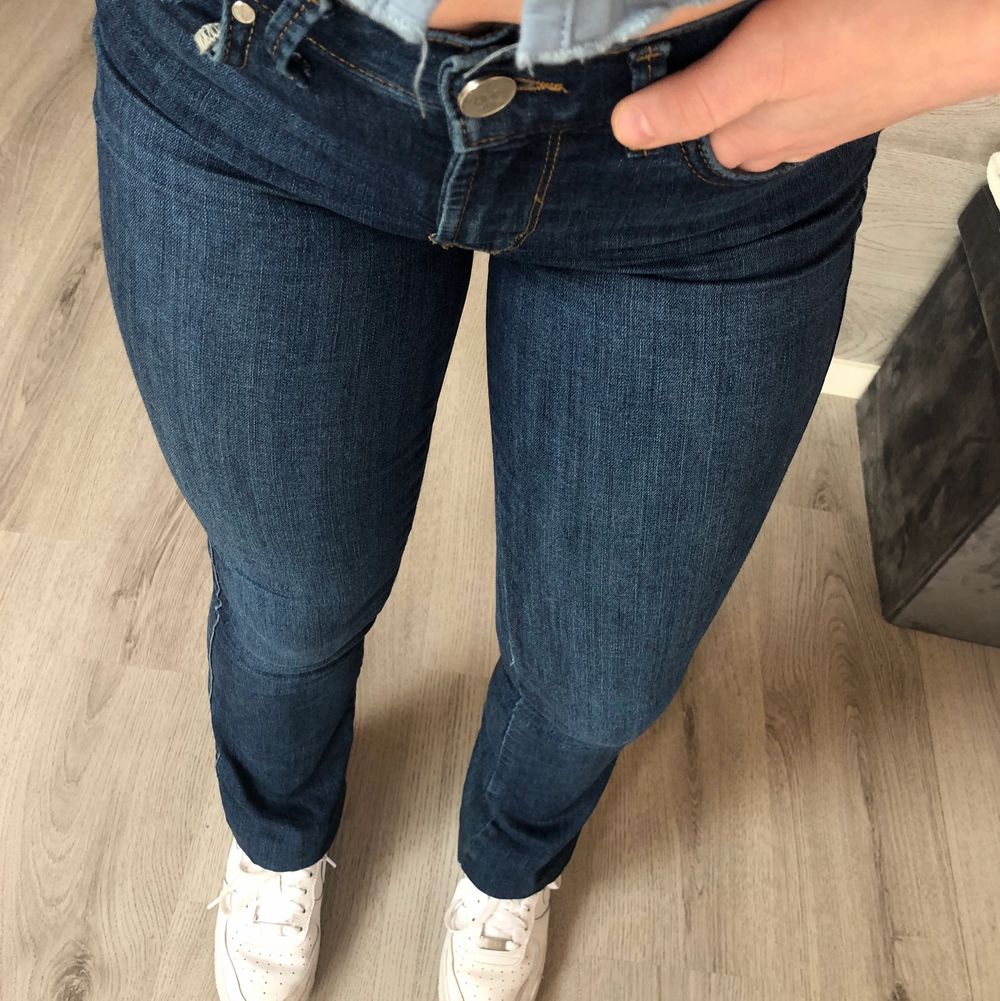 Säljer ett par såå söta och sköna bootcut jeans från bik bok! De är i storlek XS men passar mig som vanligtvis har S💗. Jeans & Byxor.