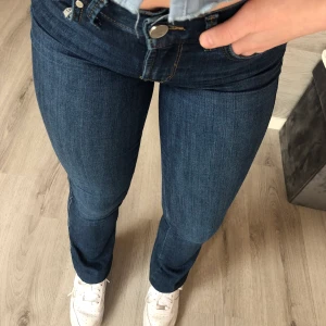 Bootcut jeans🥰 - Säljer ett par såå söta och sköna bootcut jeans från bik bok! De är i storlek XS men passar mig som vanligtvis har S💗