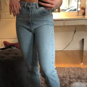 Jeans från weekday modellen row low, bra skick. Skriv för mer bilder! 