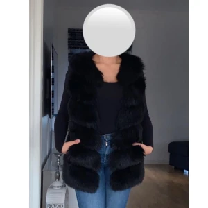 Pälsväst (inte äkta) - Jag säljer min pälsväst som inte är äkta päls men fortfarande är skitsnygg och ser äkta ut. Den är storlek S men kan passa de flesta beroende på ifall du vill stänga eller inte. Har haft på mig endast 1 gång och därav är den i nytt skick. 