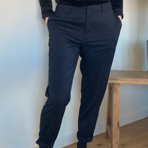 Scotch & Soda blå byxa strl S - Mörkblå chinos i blankt tyg med tillhörande skärp. Aldrig använda och köpta för 999kr. 