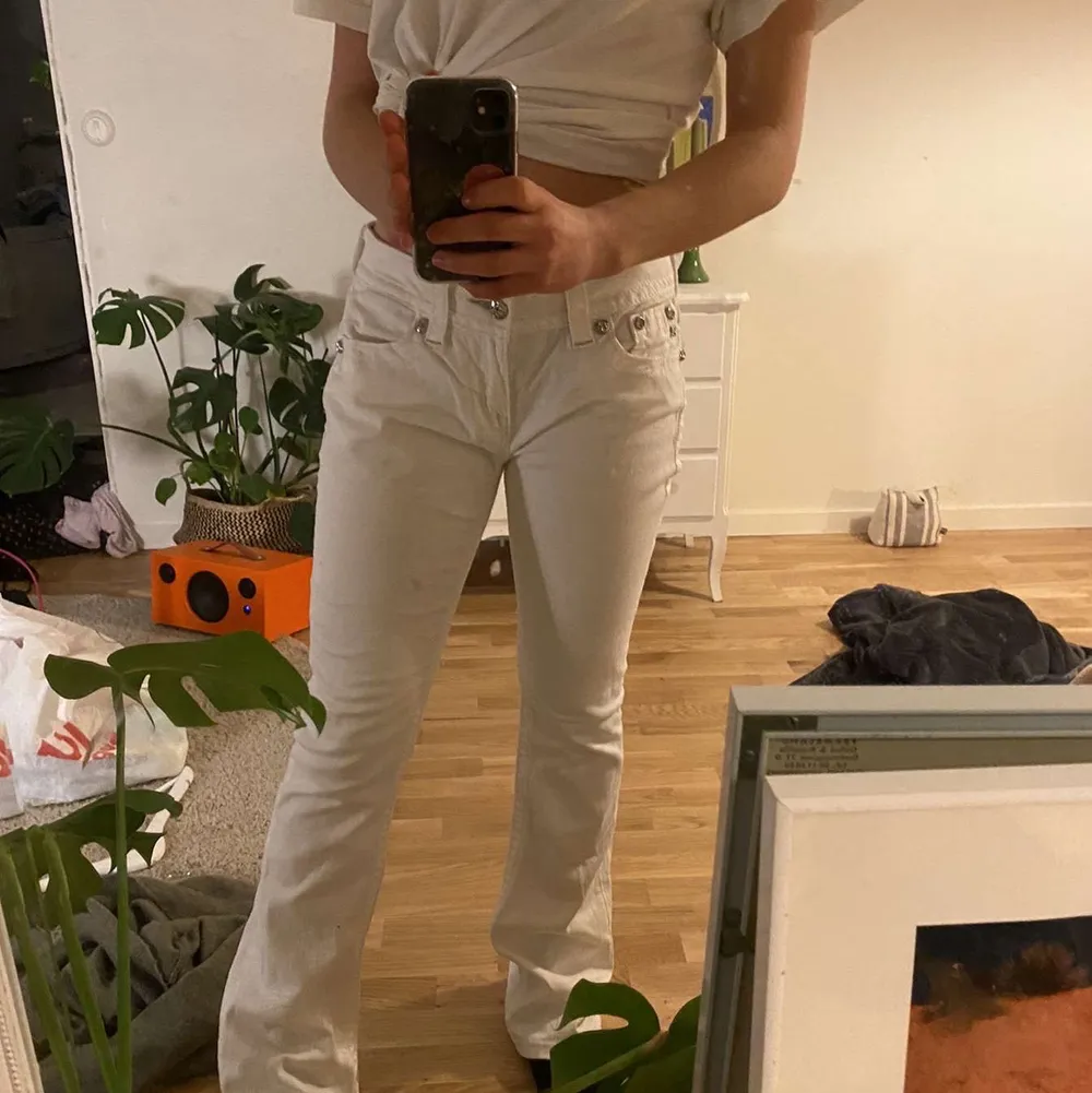 Vita jeans med lågmidja och mönster på bakfickorna samt lite utsvängda nertill🤍🤍 De är från MissMe i Strl 28🤍. Jeans & Byxor.